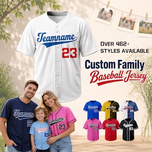 Op de afbeelding: Een wit baseballshirt met korte mouwen en een knoopsluiting aan de voorzijde, voorzien van de blauwe tekst Teamname en het rode nummer 23 op de borst. De afbeelding toont diverse kleuropties en bevat de tekst Over 462+ Styles Available.