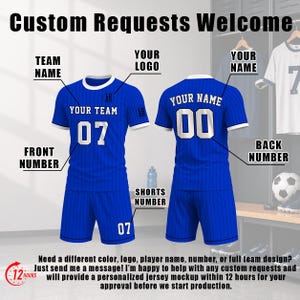 Peut inclure: Un ensemble de maillot et short de football bleu avec des rayures verticales blanches, des bordures blanches et des zones de texte personnalisables comme Your Team, Your Name, et les num&eacute;ros 07 et 00. Vue avant et arri&egrave;re avec des &eacute;tiquettes.
