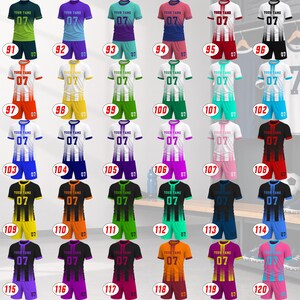 Peut inclure: Une collection de trente ensembles de maillots et shorts de sport aux d&eacute;grad&eacute;s vari&eacute;s, chacun portant le texte YOUR TAME et le num&eacute;ro 07 sur la poitrine et le short, organis&eacute;s en grille avec des &eacute;tiquettes circulaires rouges num&eacute;rot&eacute;es de 91 &agrave; 120.