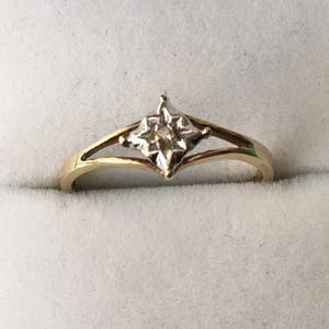 9ct Gold Diamond Ring. Split Shoulder Gold Ring with a Single Diamond, Engagement Ring - U.S. Size 6.25 , UK Size L/M, Giftboxed