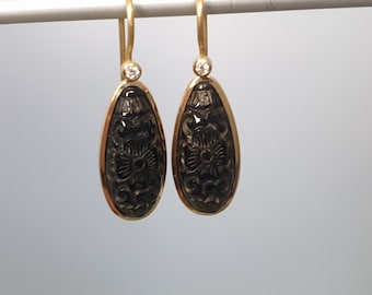 Earrings Interchangeable bracket with 0.03ct Tw if Diamonds 750 Gold replaceable onyx hanger engraved with 750 gold setting