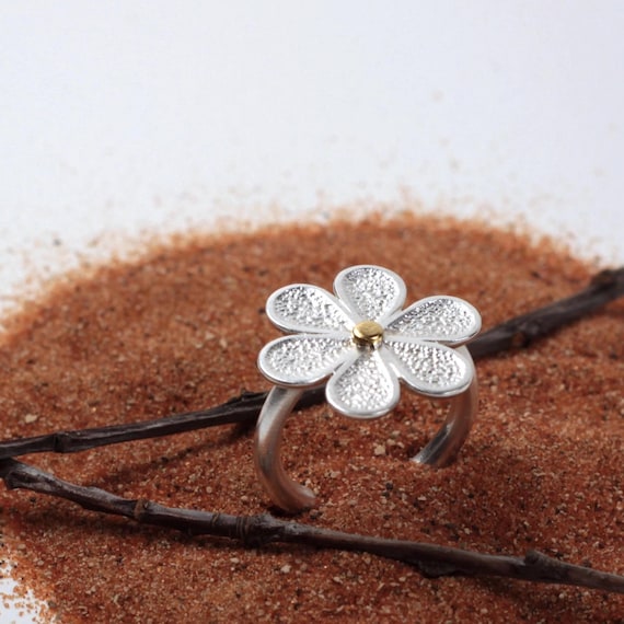 Blüte Ring aus 925 Silber mit 900 Gold Punkt in der Mitte,