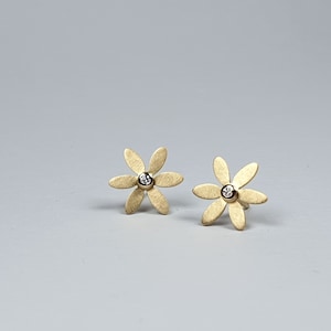 gold ear studs 750 gold 18kt flower shape very fine small diamonds image 1