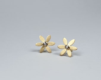 gold ear studs 750 gold 18kt flower shape very fine small diamonds