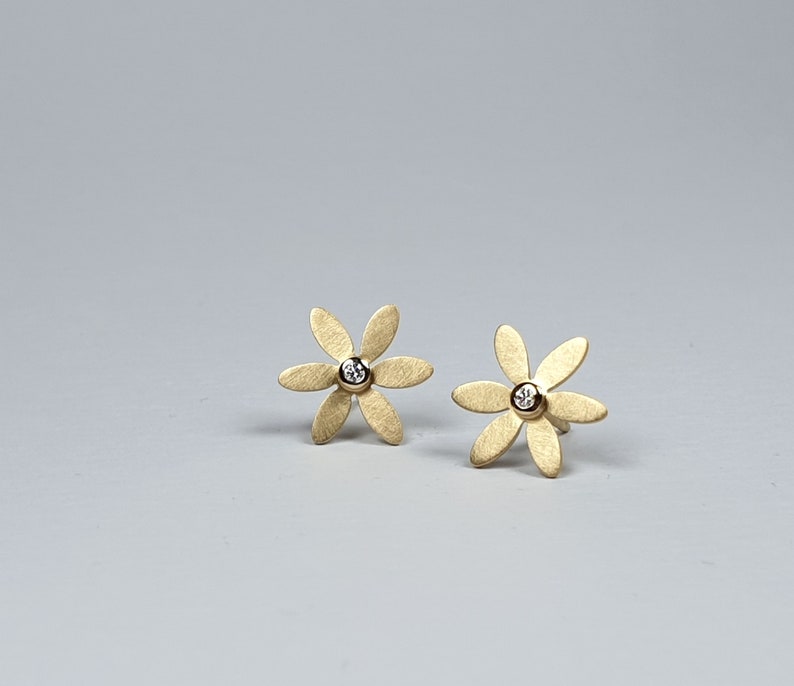 gold ear studs 750 gold 18kt flower shape very fine small diamonds image 1