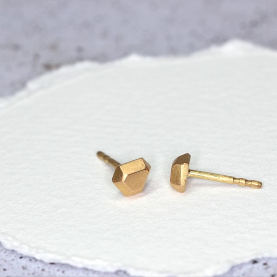 feine Ohrstecker aus 750 Gold in einer Kristallform, Goldohrstecker für jeden Tag