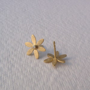 gold ear studs 750 gold 18kt flower shape very fine small diamonds image 5