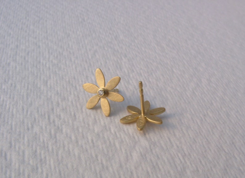 gold ear studs 750 gold 18kt flower shape very fine small diamonds image 5