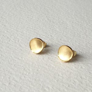 Gold Ohrstecker 750 Gold 18kt gewölbt gestaucht antiklastisches Schmieden Lichtreflexe Goldschmiedearbeit
