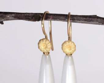 interchangeable hooks made of 750 gold seed capsules featuring delicate long moonstone drops