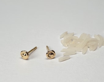 Small button like ear studs in 750 Gold 18ct