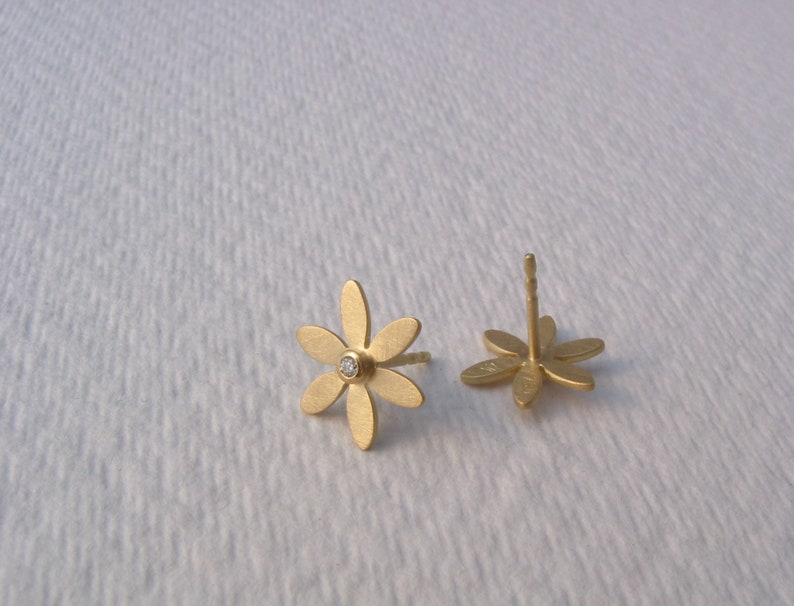 gold ear studs 750 gold 18kt flower shape very fine small diamonds image 7