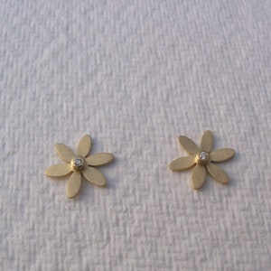 gold ear studs 750 gold 18kt flower shape very fine small diamonds image 6