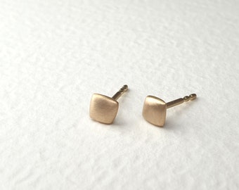 square soft gold earrings 750 gold like small pillows