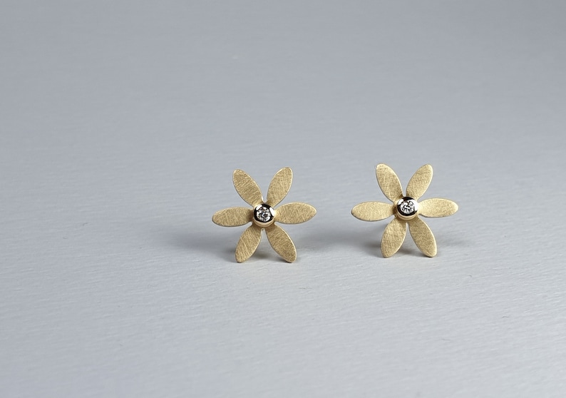 gold ear studs 750 gold 18kt flower shape very fine small diamonds image 3