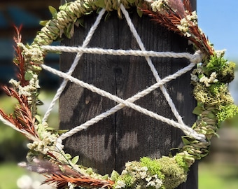 Pentagramm-Kranz mit getrocknetem Moos und Blumen