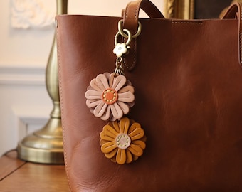 Llavero floral de cuero para bolso / Llavero floral minimalista natural con efecto curativo / Accesorio para bolso hecho a mano