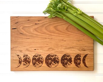 Planche à découper avec phases lunaires gravées. Plateau à fromages en bois de cerisier pour décor de phases de lune, cadeaux extra-atmosphériques par Milk & Honey