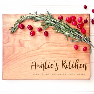 Auntie's Kitchen, Meals and Memories Made Here. Personalized Cutting Board Aunt Gift for cool aunties. Charcuterie Board Christmas Gift