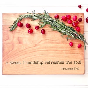 A Sweet Friendship Refreshes the Soul, Proverbs 27:9. Engraved Cutting Board, Charcuterie Board, Best friend gift idea for BFF or besties. Print Lettering