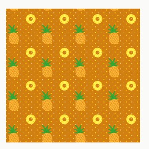 Op de afbeelding: Een herhalend patroon op een oranje achtergrond met gele ananasschijven en hele ananassen met groene bladeren. Het ontwerp bevat kleine gele stippen verspreid tussen de ananas-motieven, wat zorgt voor een consistente rasterindeling.