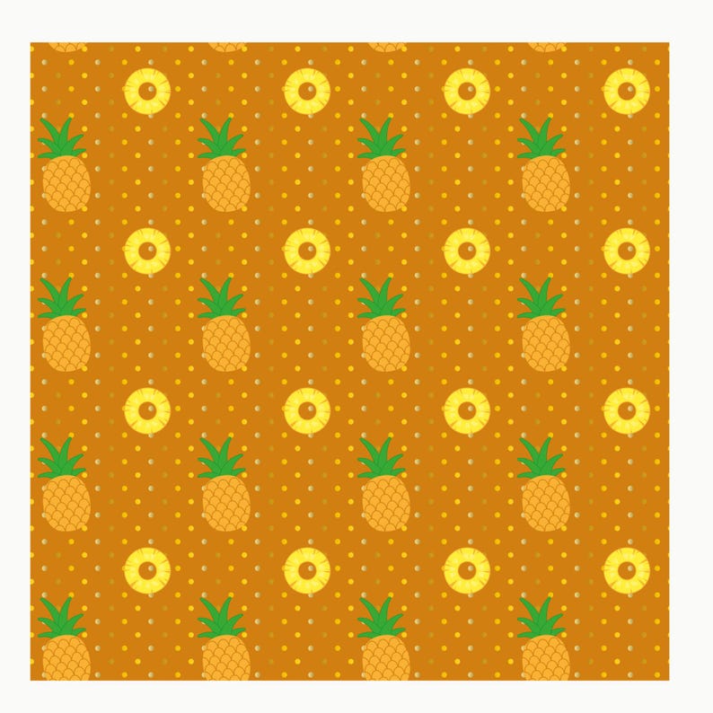 Op de afbeelding: Een herhalend patroon op een oranje achtergrond met gele ananasschijven en hele ananassen met groene bladeren. Het ontwerp bevat kleine gele stippen verspreid tussen de ananas-motieven, wat zorgt voor een consistente rasterindeling.
