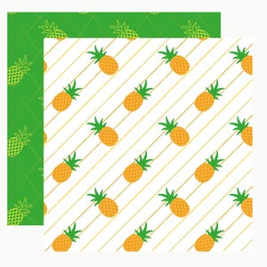 Op de afbeelding: Een dubbelzijdig vel decoratief papier met een groene kant met een ruitpatroon en gele ananasomtrekken, en een witte kant met diagonale gouden lijnen en een herhalend patroon van oranje ananassen met groene bladeren.