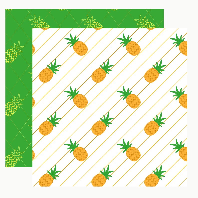 Op de afbeelding: Een dubbelzijdig vel decoratief papier met een groene kant met een ruitpatroon en gele ananasomtrekken, en een witte kant met diagonale gouden lijnen en een herhalend patroon van oranje ananassen met groene bladeren.