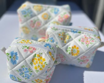 trousses de toilette ; fleurs blanches