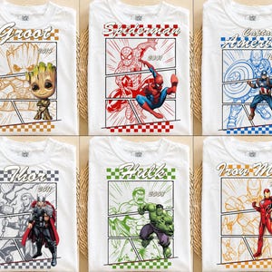 以下が含まれることがあります： マーベルのスーパーヒーロー、グルート、スパイダーマン、キャプテン・アメリカ、ソー、ハルク、アイアンマンのコミック風イラストが描かれた白いTシャツ。各デザインにはキャラクター名と年号が記載されています。シャツはコミックパネルのデザインです。
