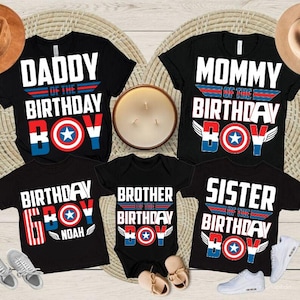 Può includere: Magliette nere con scritte bianche, rosse e blu: "Daddy of the Birthday Boy", "Mommy of the Birthday Boy", "Birthday Boy", "Brother of the Birthday Boy" e "Sister of the Birthday Boy". Le magliette hanno un tema supereroistico.