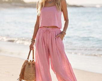 Conjunto informal de lino estilo bohemio: top corto sin mangas combinado con pantalones de talle alto y pierna ancha. Un conjunto perfecto para regalar en verano.
