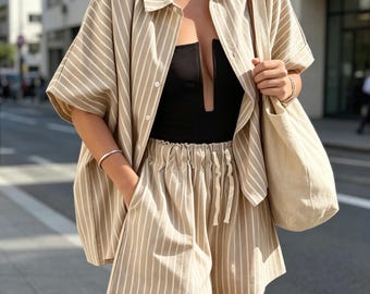 Lässiges zweiteiliges Sommerset für Damen: Lockeres gestreiftes Leinenhemd und Shorts-Anzug