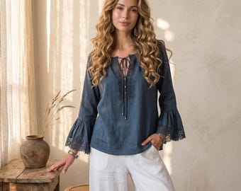 Camicia estiva da donna vintage con inserti in pizzo: top casual in stile boho con maniche svasate, scollo a V e dettaglio con laccetto sul davanti.