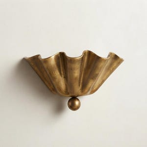 Applique murale en laiton antique en forme de coquille Saint-Jacques, style moderne du milieu du siècle, lampe de coiffeuse cannelée