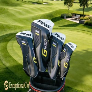 Könnte beinhalten: Ein Satz schwarzer und weißer Golfschlägerhauben mit gelben Akzenten, mit dem Logo "PING G430". Die Hauben werden in einer Golftasche vor dem Hintergrund eines grünen Golfplatzes präsentiert.