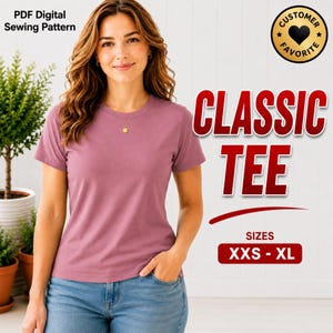 Puede incluir: Una camiseta malva de manga corta con cuello redondo, combinada con vaqueros azules. La imagen incluye el texto PDF Digital Sewing Pattern, Customer Favorite, Classic Tee y las tallas XXS - XL en un recuadro rojo.