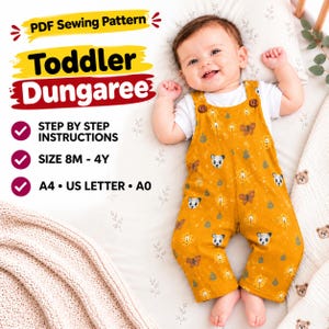以下が含まれることがあります： 8M-4Yサイズの幼児用オーバーオールのPDF型紙。A4、USレター、A0形式が含まれています。オーバーオールはマスタードイエローで、パンダの顔、蝶、葉の繰り返し模様がプリントされており、ストラップには茶色のボタンが2つ付いています。