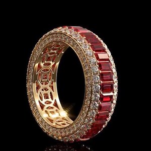 Può includere: Un anello a fascia in oro con una fila centrale di rubini rossi taglio baguette, affiancata da due file di piccoli diamanti bianchi rotondi. Il lato dell'anello presenta un intricato motivo traforato con cerchi dorati e centri quadrati.