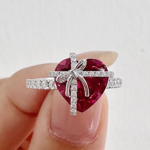 2 karat röd rubin hjärtslipad moissanit diamant rosett förlovningsring, unik presentring, läcker löftering, present till fästmö i juli