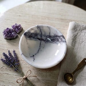 Bol de mármol artesanal, bol decorativo de piedra natural, decoración minimalista para la cocina, plato de servir de lujo, frutero de piedra, regalo único para inauguración de casa.