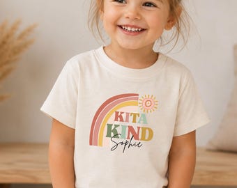 Personalisiertes Kita Kind Shirt mit Name, Regenbogen Kinder T-Shirt, Kindergarten Shirt Mädchen, Geschenk Kindergartenstart, Kitakind 2026