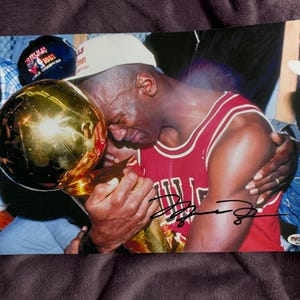Podpisane przez Michaela Jordana zdjęcie w ramce, projekt 11x17, zdjęcie Chicago Bulls, autentyczny autograf PSA/DNA