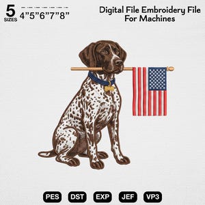 Op de afbeelding: Een digitaal borduurbestand voor machines met een bruin-wit gevlekte hond die zit en een houten stok met een Amerikaanse vlag in zijn bek houdt. De hond draagt een blauwe halsband met een gouden botvormig naamplaatje.