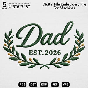 以下が含まれることがあります： ミシン用のデジタル刺繍ファイル。デザインは、濃い緑色のスクリプトで「Dad」という単語を特徴とし、緑と金の月桂樹の冠で囲まれています。「EST. 2026」の文字は「Dad」の下にあります。サイズは10.16cm、12.7cm、15.24cm、17.78cm、20.32cmです。