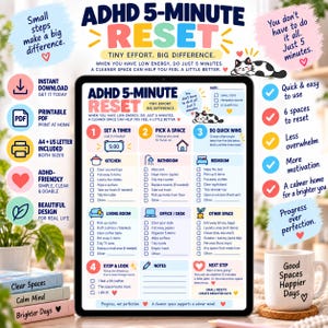Könnte beinhalten: Eine digitale ADHD 5-Minute Reset Checkliste auf einem Tablet-Bildschirm mit Bereichen für Küche, Bad, Schlafzimmer, Wohnzimmer, Büro und andere Räume, inklusive Checkboxen, motivierendem Text und einer niedlichen Katzenillustration.