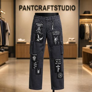 Pantalones cargo negros de algodón estilo streetwear punk con parches góticos para hombre.