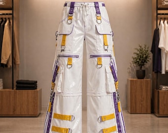 Pantalones cargo de PVC blancos, morados y amarillos con correa, estilo urbano futurista.