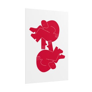 Könnte beinhalten: Ein roter Kunstdruck mit zwei stilisierten menschlichen Figuren. Eine Figur sitzt, die andere stützt die erste. Die Figuren sind vor einem weißen Hintergrund platziert.