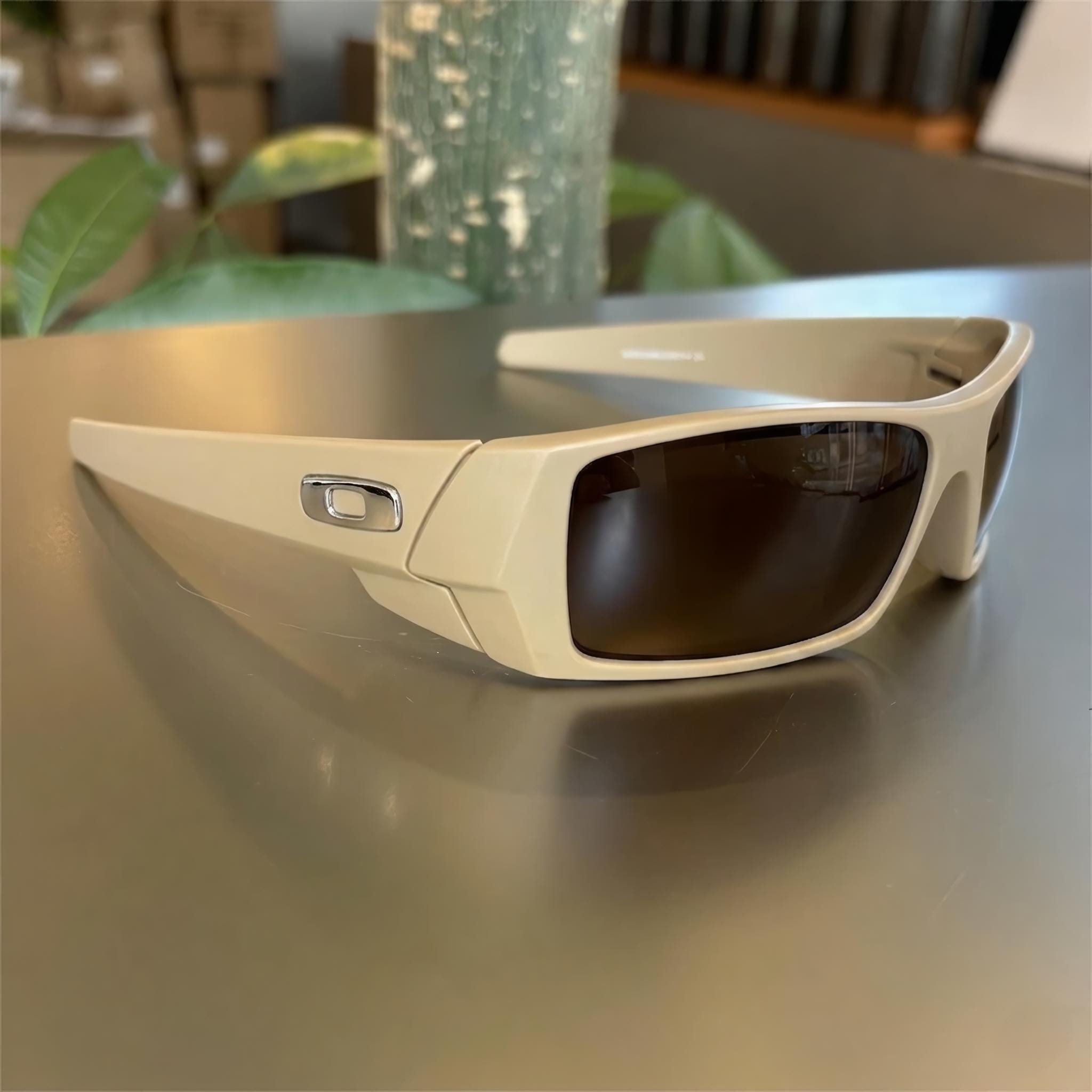 Oakley スポーツサングラス シルバー/ブラウン スパイク90年代美品 オークリーから 1990 年代サーフカルチャーのレトロなムードを